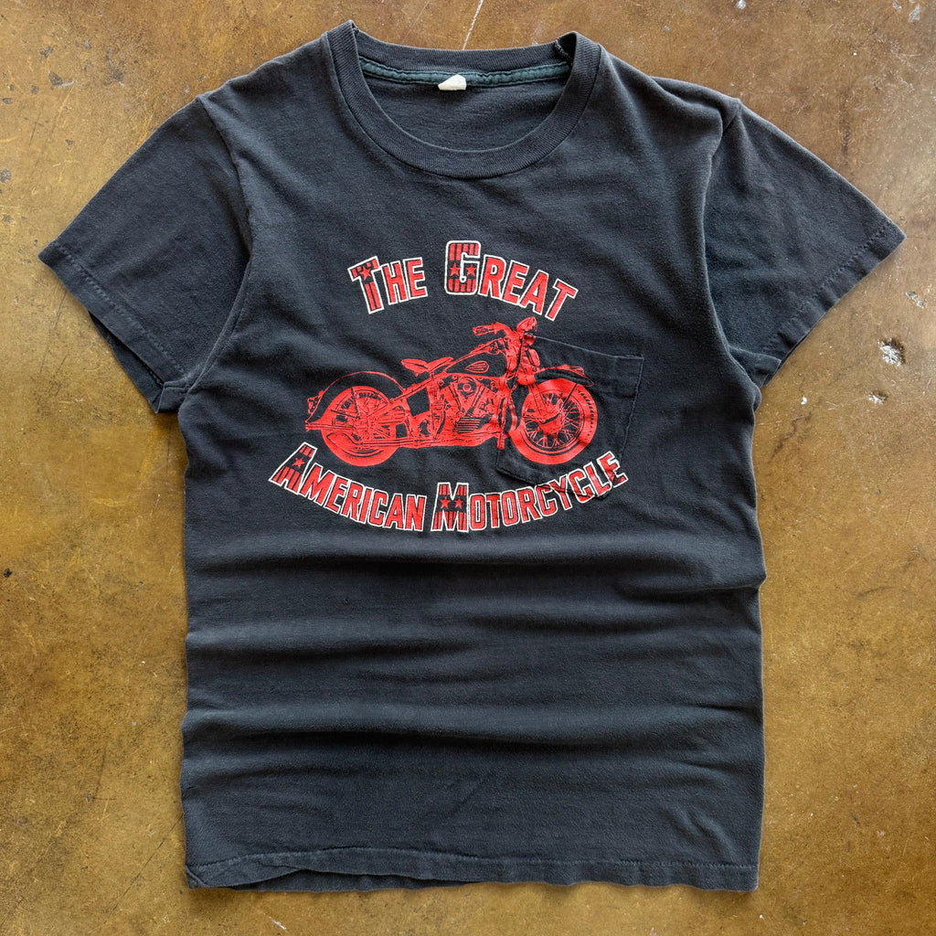 Black short-sleeve t-shirt with Speed-Custom graphic and pocket design, 70s style