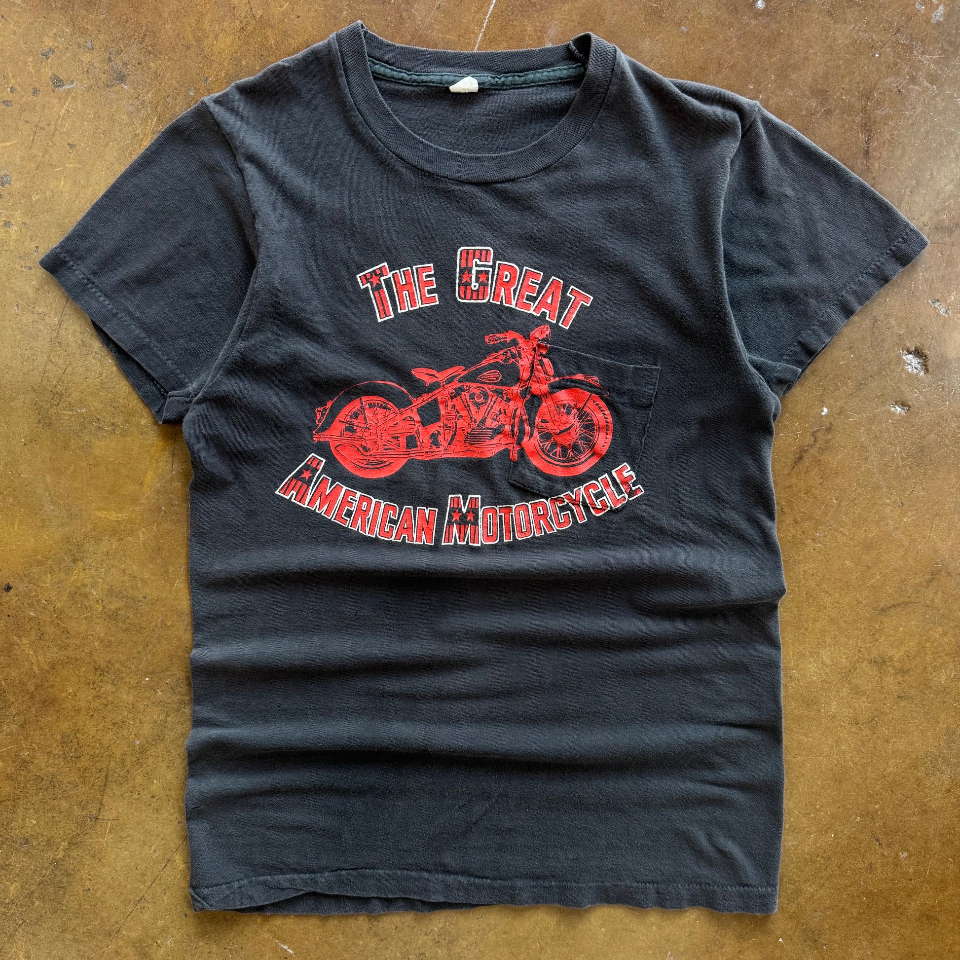 Black short-sleeve t-shirt with Speed-Custom graphic and pocket design, 70s style